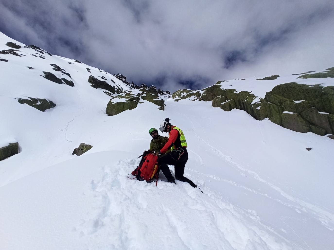 Rescatado un montañero enriscado en las inmediaciones del Pico Almanzor