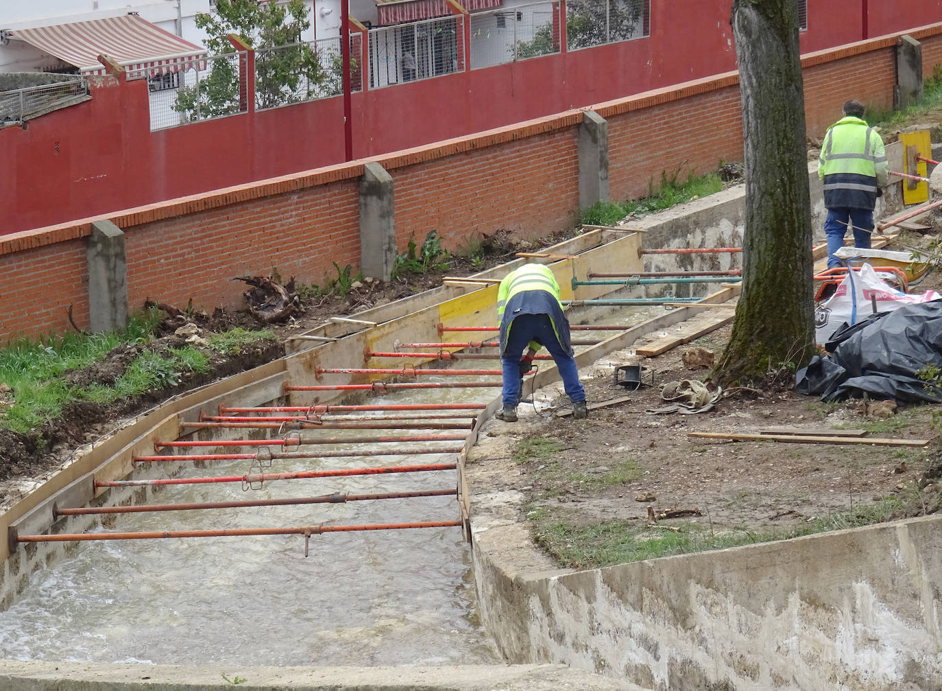Limpieza en la dársena del Canal de Castilla a su paso por Valladolid