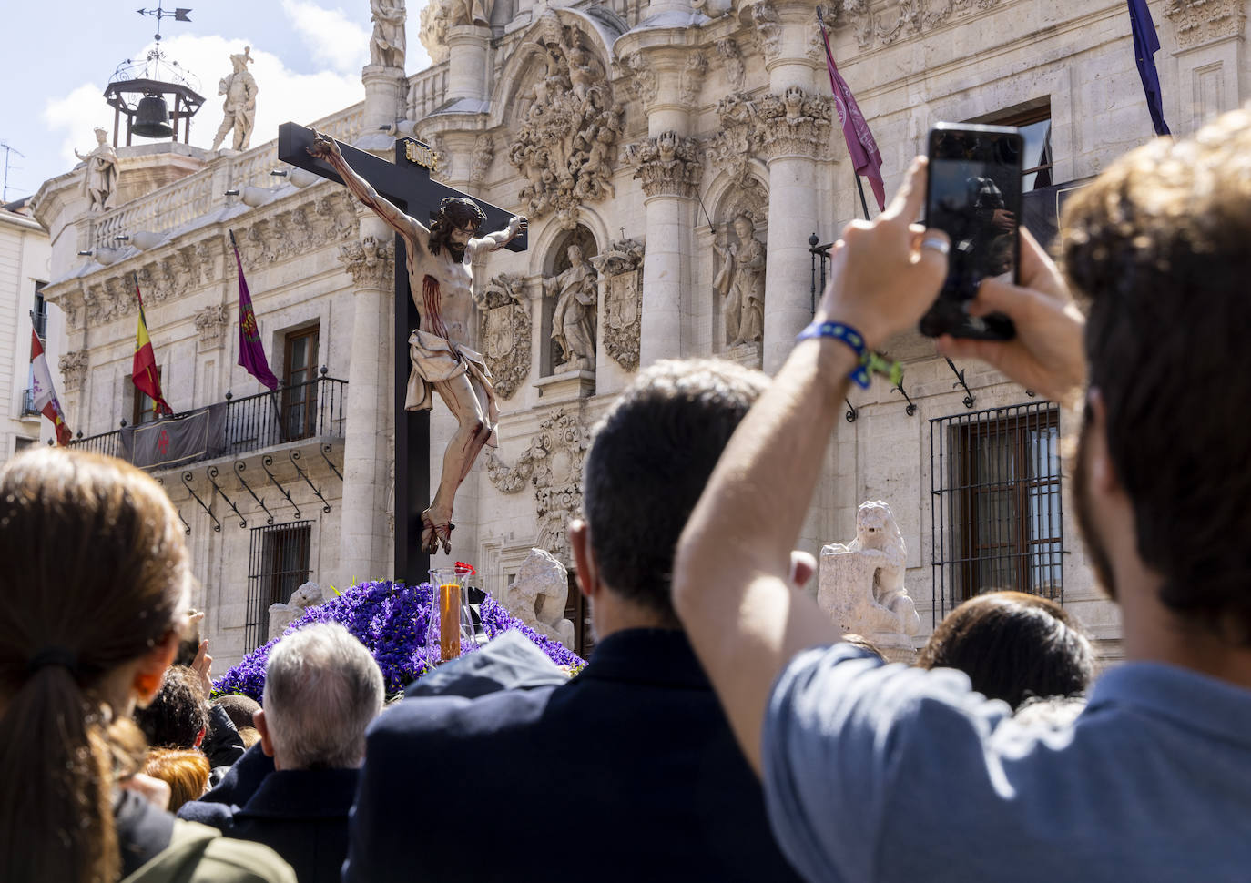 El Cristo de la Luz alumbra las calles de Valladolid en una silenciosa y soleada procesión