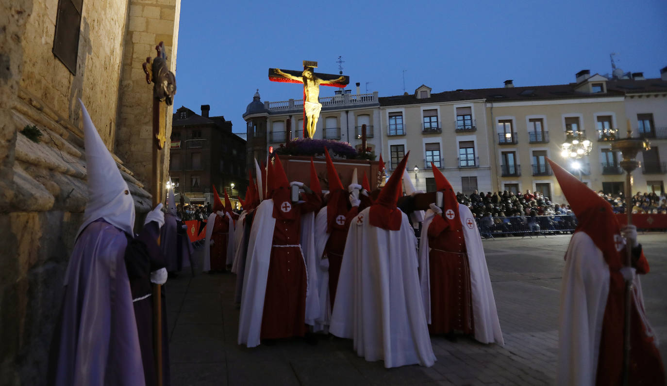 Vía Crucis penitencial ante la Catedral de Palencia