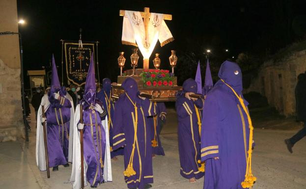 Baltanás acompaña a Cristo en su Vía Crucis del Silencio