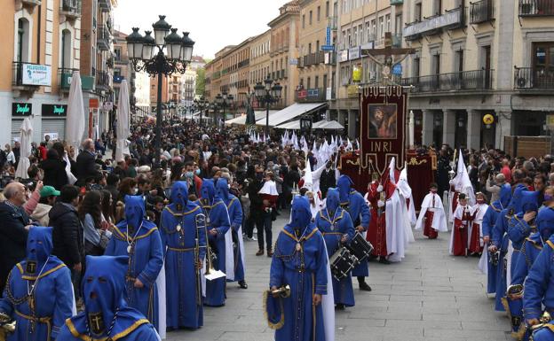 Segovia disfruta de un Jueves Santo pleno con el traslado de once pasos a la Catedral