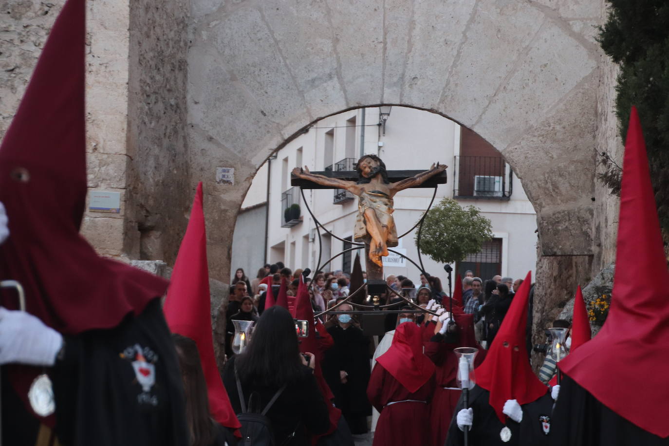 La procesión de Jueves Santo desciende por primera vez por el casco histórico de Cuéllar