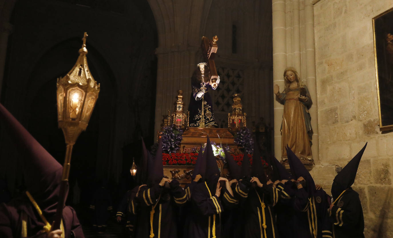 Silencio y penitencia en la madrugada de Viernes Santo en Palencia