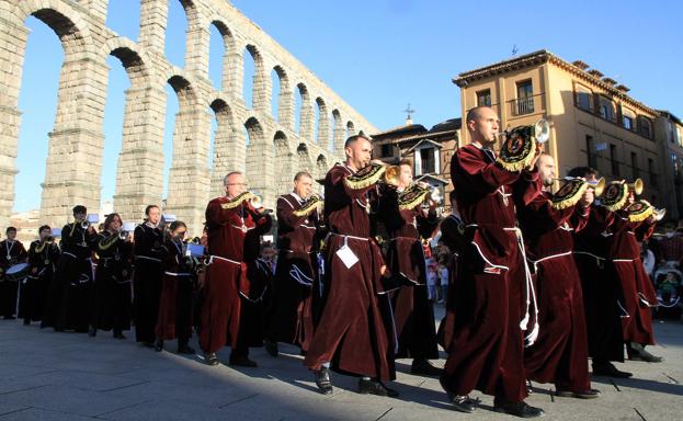 Cornetas y tambores inundan Segovia con la música de la Pasión