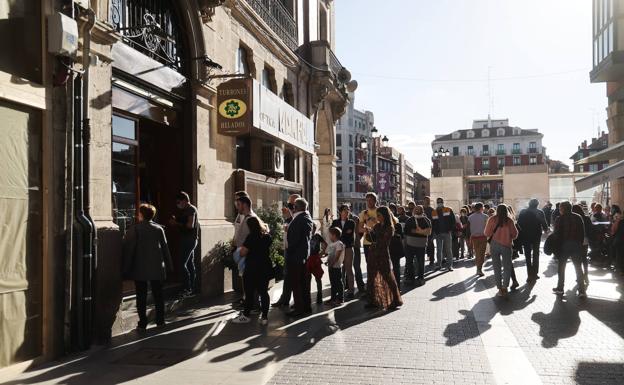 El buen tiempo provoca largas colas en las heladerías de Valladolid