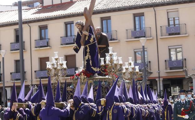 Los nazarenos de Palencia honran el camino del Calvario con los pies descalzos