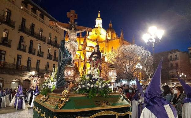 Los pasos lucen como nunca en una procesión del Viernes Santo con las calles abarrotadas de público