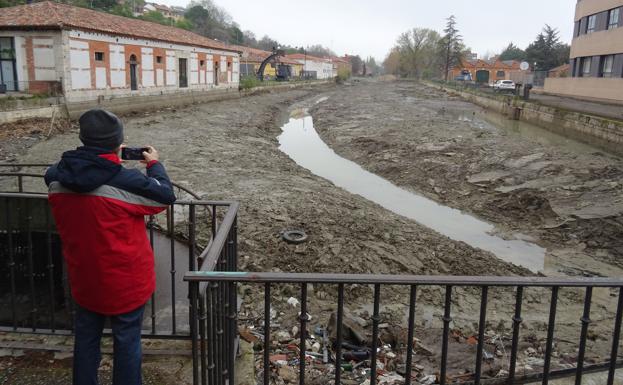 La primera limpieza en 71 años mantendrá un año en el dique seco la dársena de La Victoria