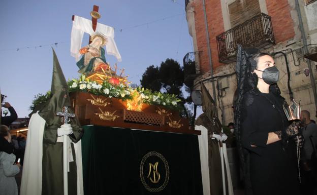 Saetas y aplausos rompen el silencio en la procesión de Viernes Santo en Cuéllar