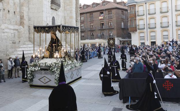 La Cofradía de la Soledad de Palencia se abre a un hermanamiento con la provincia en el Sábado Santo