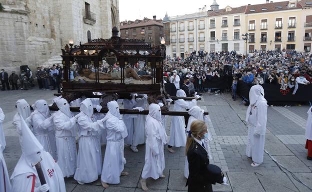 El Santo Entierro engrandece las calles de Palencia