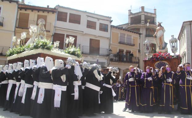 El Encuentro entre Jesús Resucitado y La Soledad pone fin a la Semana Santa cuellarana
