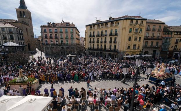 Una Plaza Mayor abarrotada de público aplaude el encuentro entre la Virgen del Rocío y el Resucitado