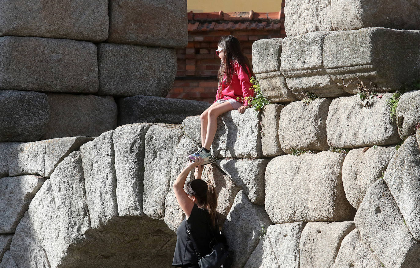 La Policía Local pone una multa durante la Semana Santa por subirse al Acueducto