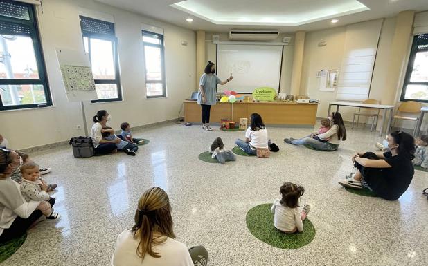 Arranca la Semana del Libro en Carbajosa con el Bebécuentos 'Había una vez una semilla'