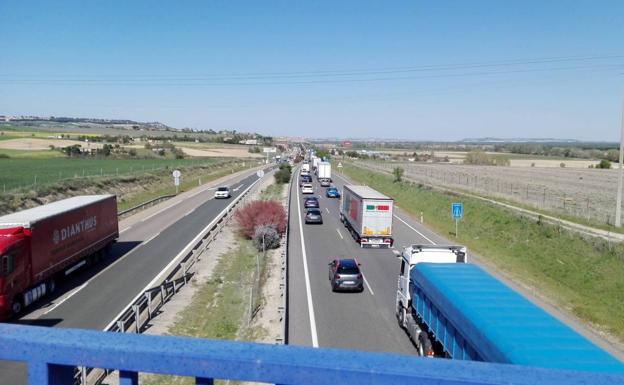 Un accidente entre cuatro turismos provoca retenciones en la A-62 a la altura de Simancas