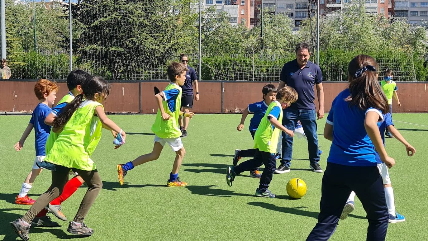 Eusebio Sacristán participa del entrenamiento con los niños de su fundación