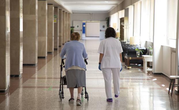 Castilla y León apuesta por la contratación de servicios privados para atender la dependencia