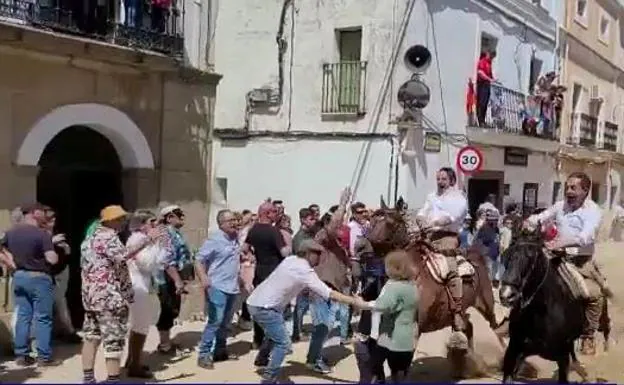Una mujer y su nieta de siete años, ingresadas tras ser arrolladas por un caballo en Cáceres