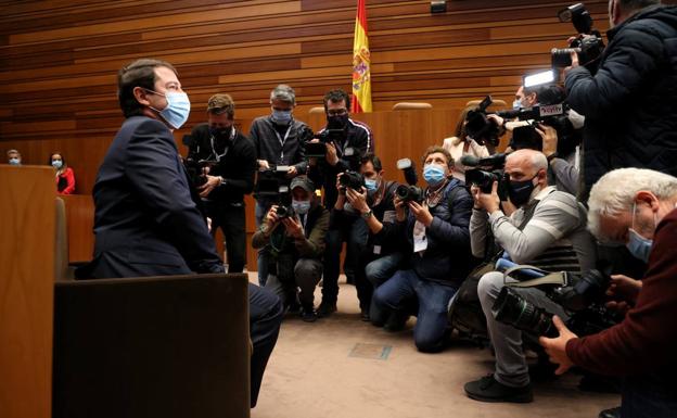 Miguel Ángel Rodríguez empuja a una periodista que preguntaba a Ayuso en las Cortes de Castilla y León