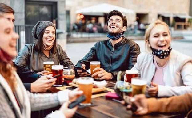 Percibimos menos riesgo de contagiarnos de la covid-19 con amigos cercanos