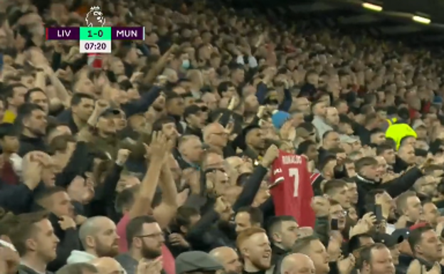 Las aficiones del Liverpool y del Manchester United dedican un emotivo gesto a Cristiano Ronaldo