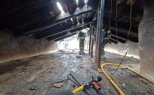 Un incendio calcina la segunda planta de una casa de Ciguñuela