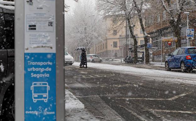 La nevada ocasiona retrasos en la frecuencia de los autobuses y forma retenciones en algunas calles