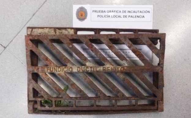 Porta una navaja y una alcantarilla en su coche en Palencia