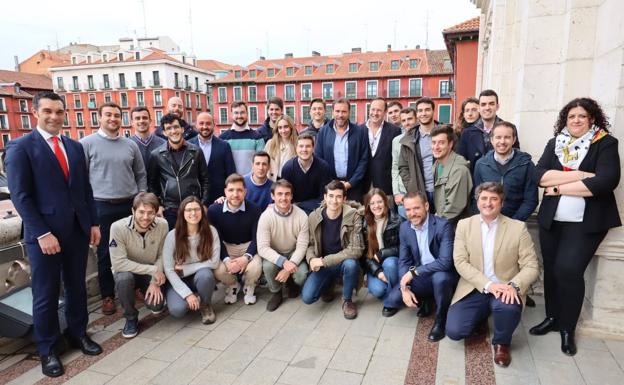 El alcalde recibe a 30 profesionales contratados por Santander Consumer en su nuevo centro de Valladolid