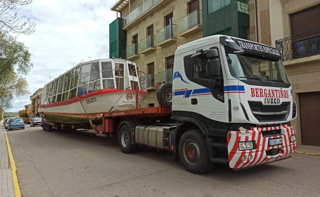 El barco del Canal de Castilla sustituirá sus populares palas por hélices sumergidas