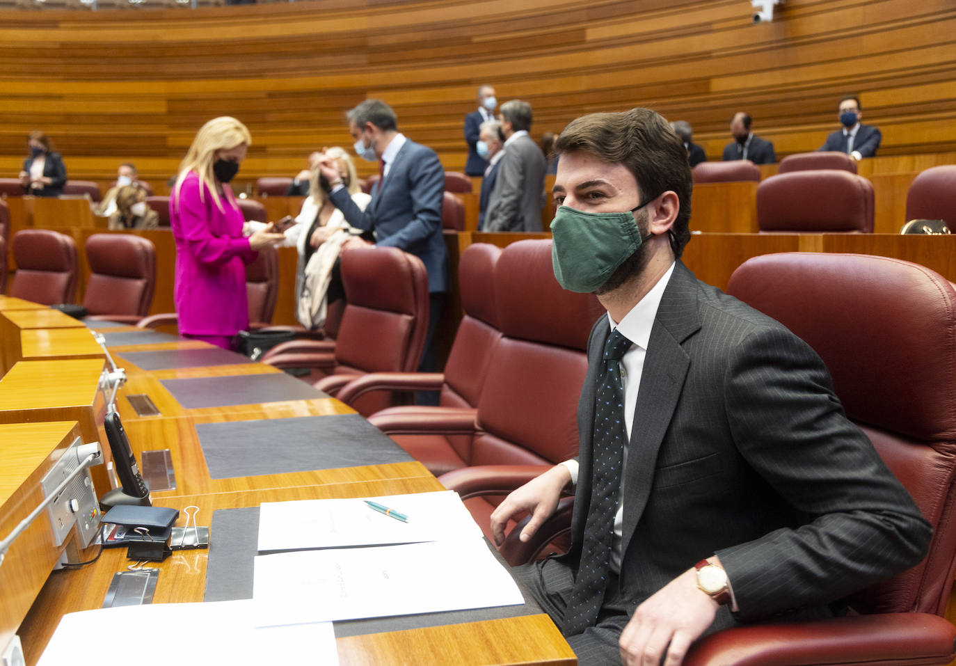 Mañueco detalla en un decreto las funciones de representación del vicepresidente García-Gallardo