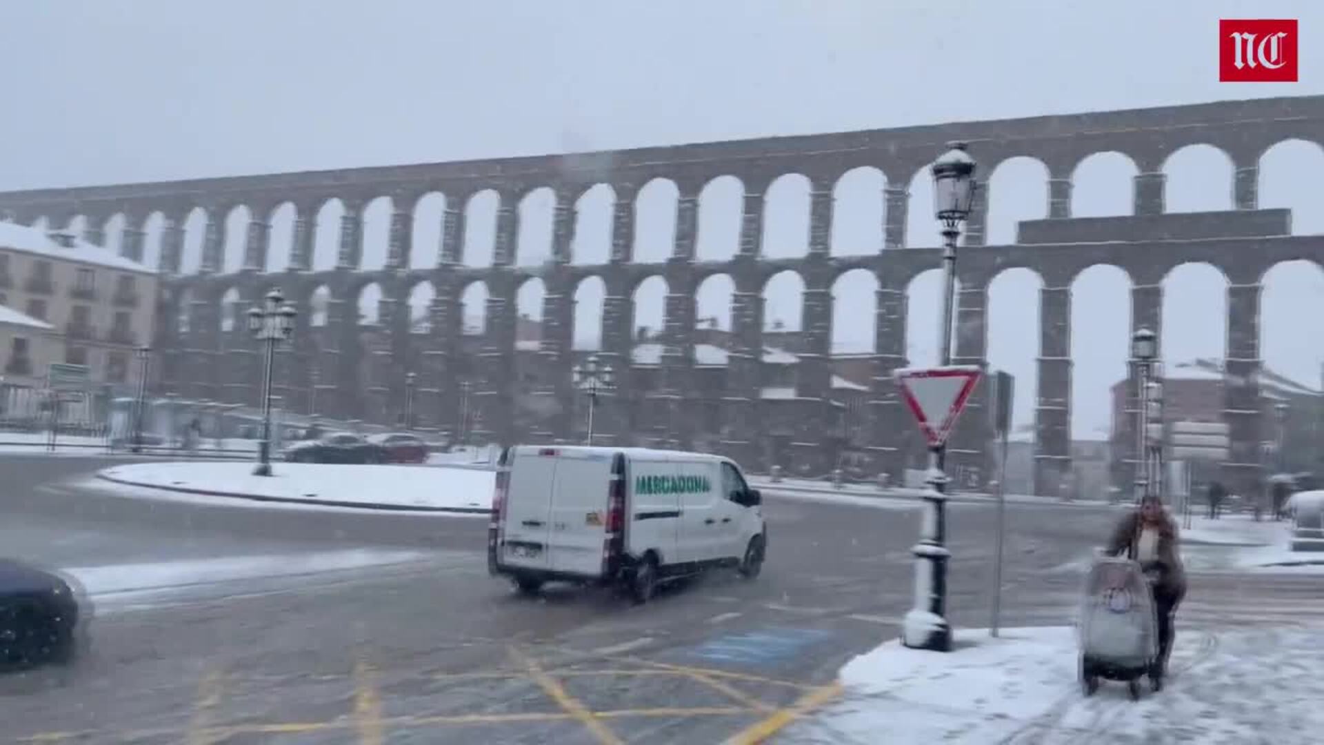 La nieve cubre Segovia en plena primavera y corta la autopista a Madrid