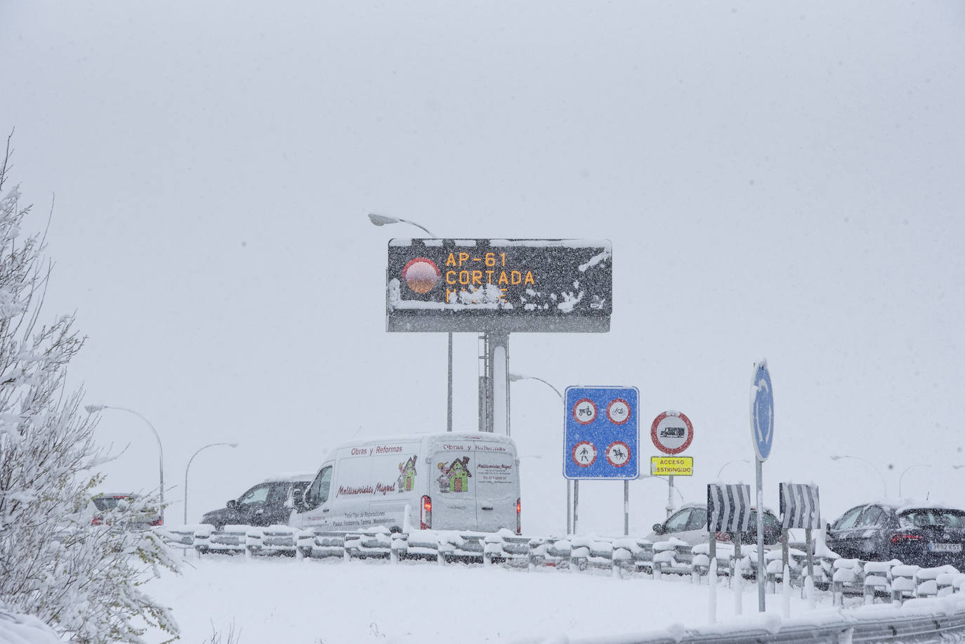 La nieve cubre Segovia en plena primavera y corta unas horas la autopista a Madrid