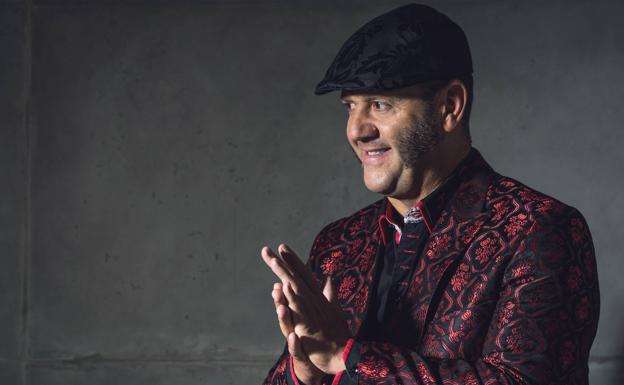 «Necesitamos celebrar la vida cantando temas populares»