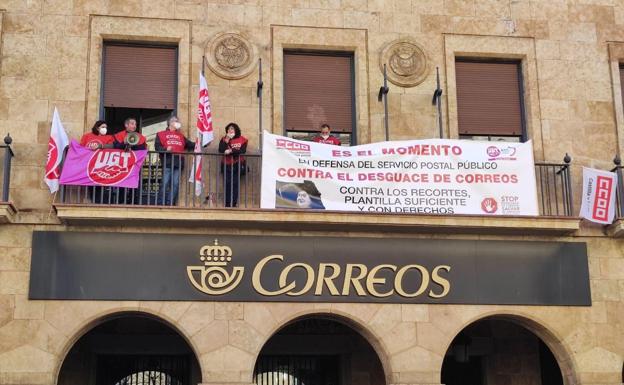 Delegados sindicales se encierran en la oficina de Correos en Salamanca contra «el desmantelamiento» del servicio postal