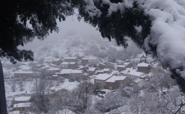 Voluntarios trabajan toda la noche para despejar de nieve varios pueblos de León