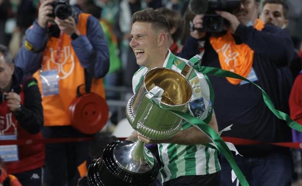 El Betis adelanta la Feria y la tiñe de verdiblanco