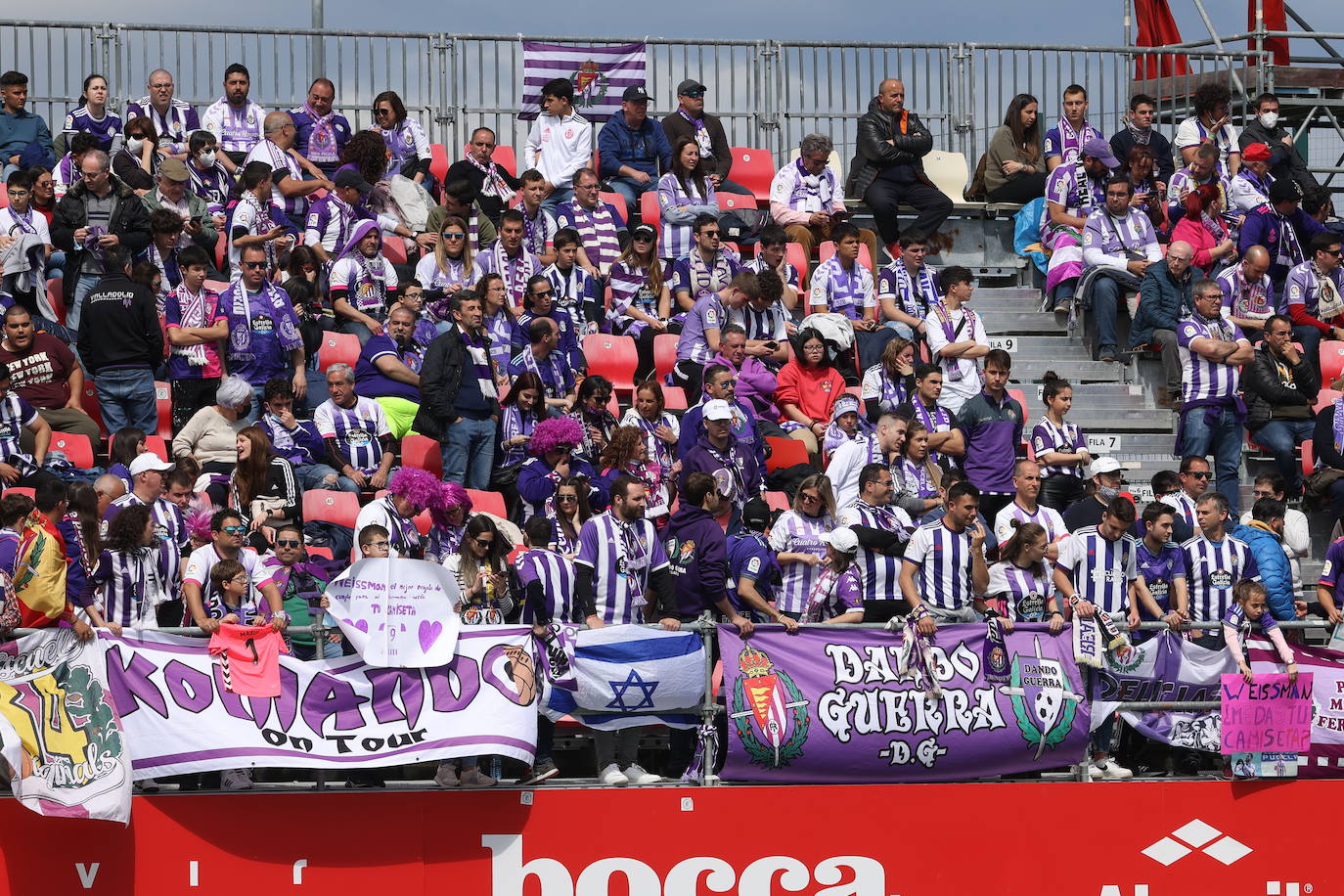 La afición del Real Valladolid antes y durante el partido ante el Mirandés (1/2)