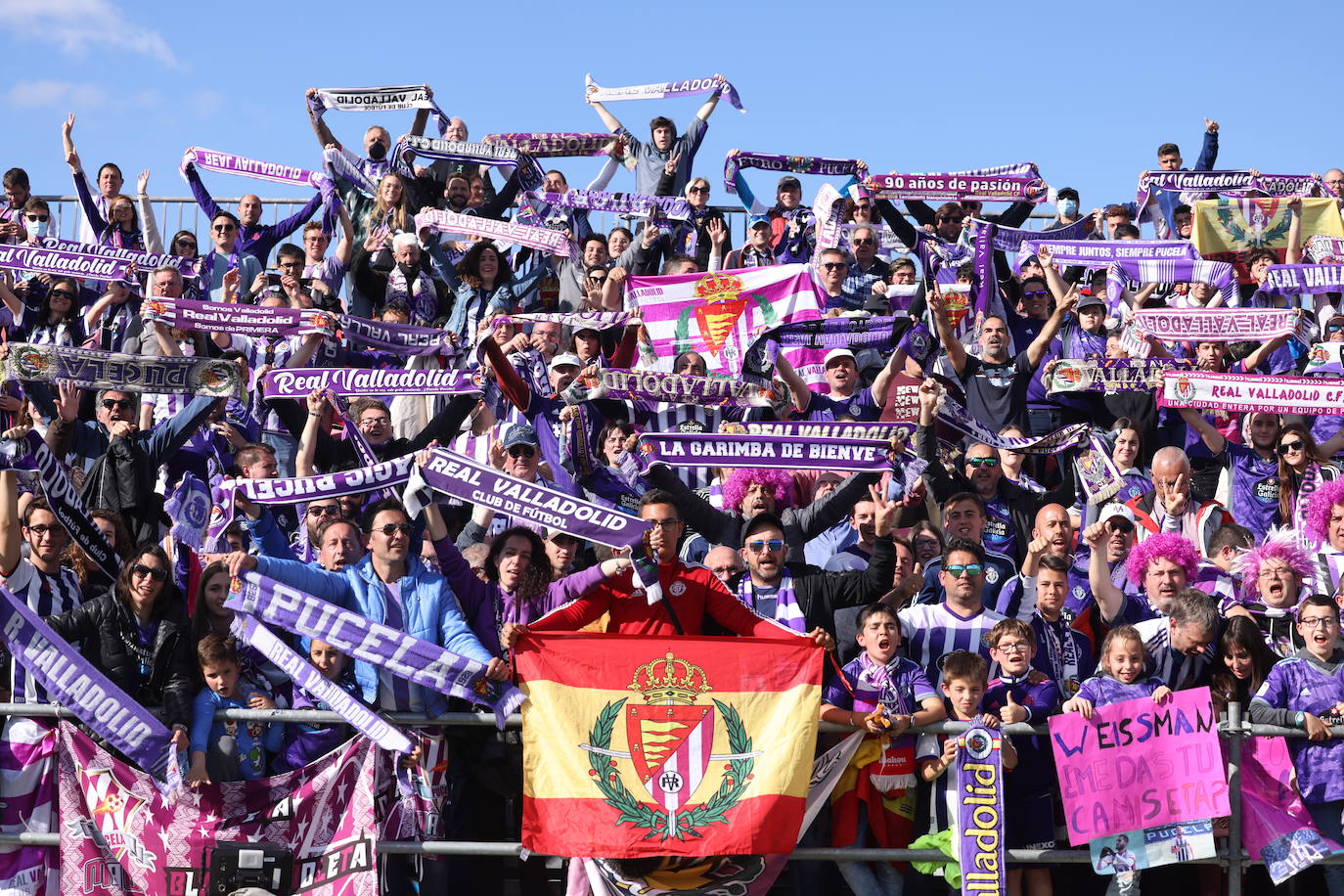 La afición del Real Valladolid antes y durante el partido ante el Mirandés (2/2)