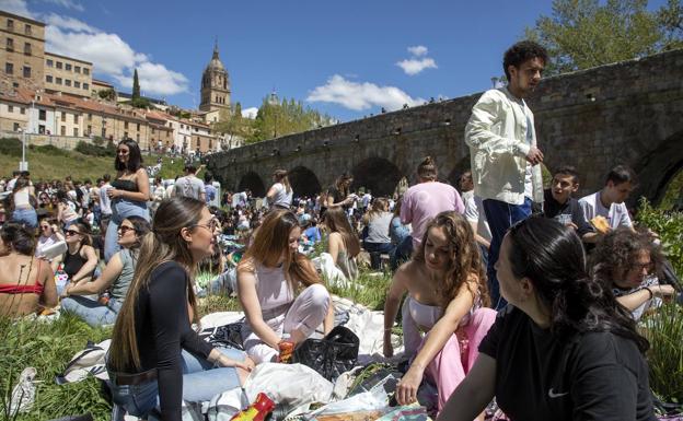 El buen tiempo convierte en multitudinaria la celebración del Lunes de Aguas en Salamanca