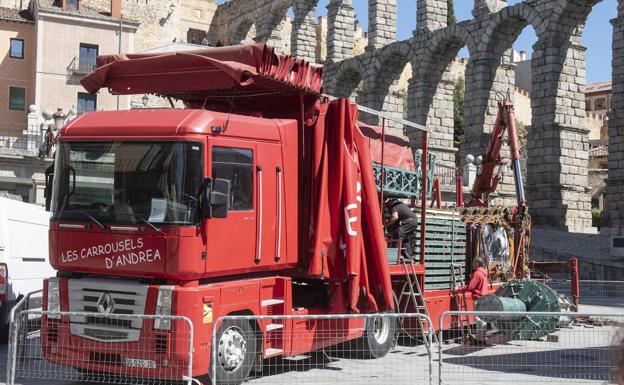 La instalación del carrusel anticipa la magia de Titirimundi