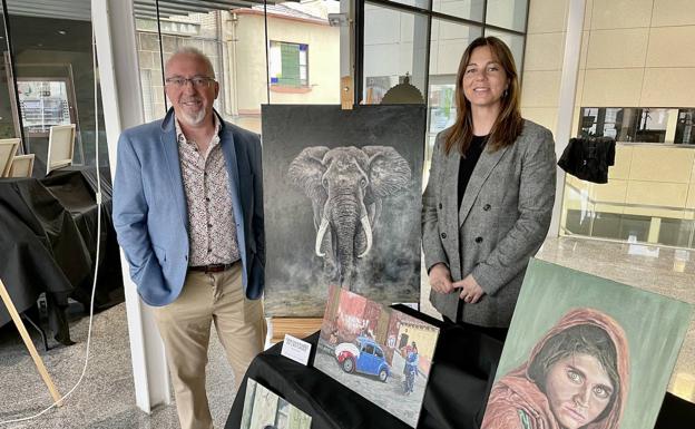 La exposición 'Ventanas al mundo', de Juan Carlos García, llega al Ayuntamiento de Guijuelo