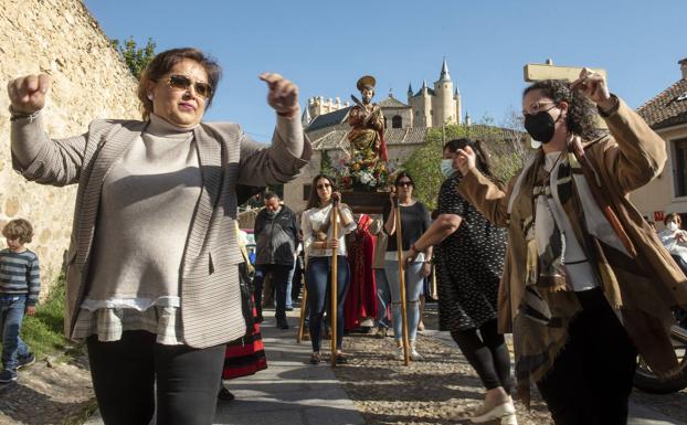 El tiempo permite la procesión por las calles de San Marcos en el último día de sus fiestas