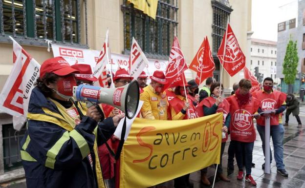 Encierro de trabajadores de Correos en la oficina de Rinconada contra «el desguace del servicio público»