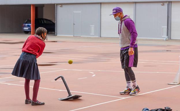 El béisbol recluta adeptos en el colegio Santa María Micaela