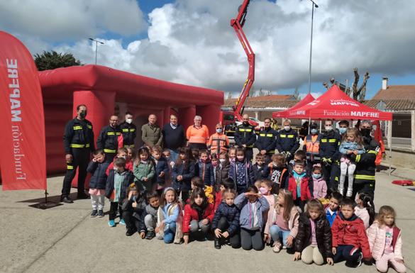 La Diputación enseña a los escolares como prevenir y actuar frente a un incendio