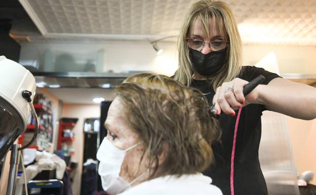 La mascarilla no sale de los comercios de Valladolid