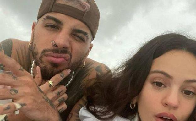 Rauw Alejandro se tatúa el nombre de Rosalía en un lugar muy visible